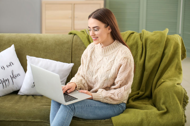 A nursing student taking her courses online